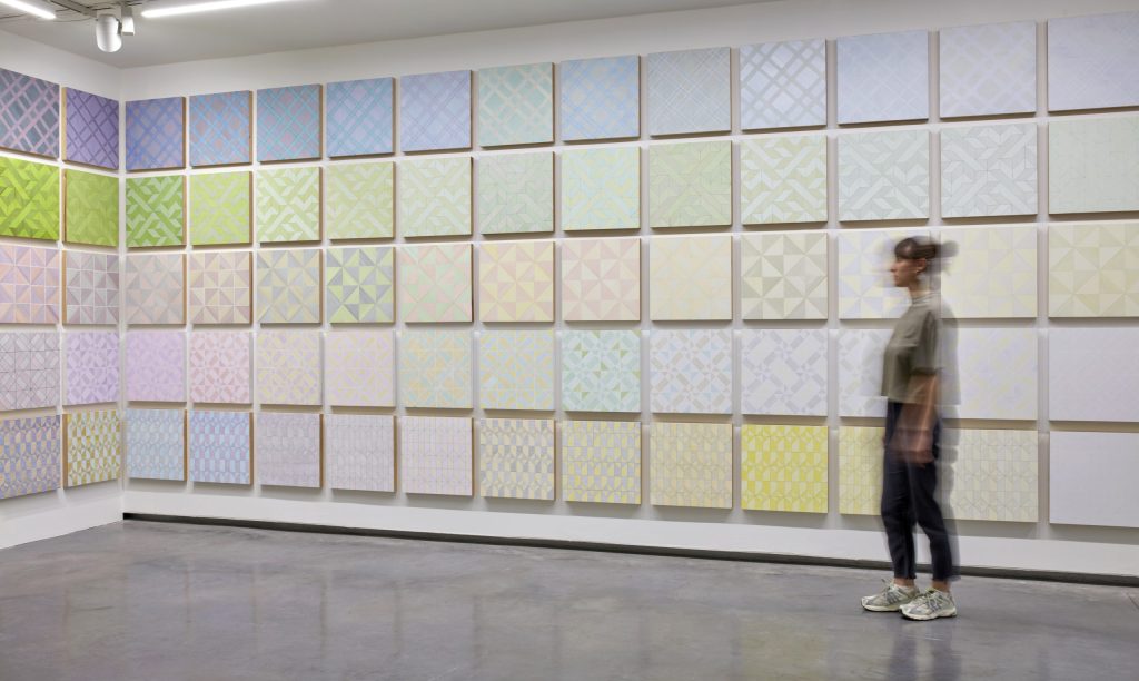 La obra de Soledad Sevilla, protagonista de la exposición «Escribir todos sus nombres» en el Museo de Arte Contemporáneo Helga de Alvear